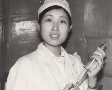 1999年，黑龙江19岁护士收养10岁男孩，将他视作亲弟，12年来始终没有结婚，