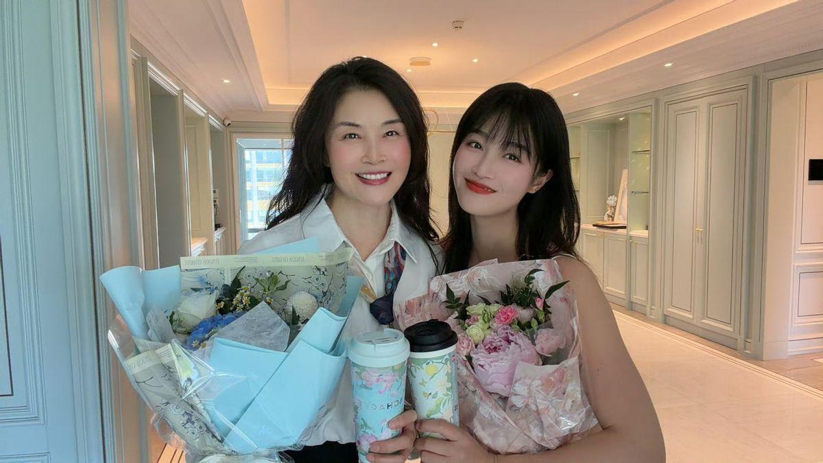 蓝盈莹36岁，她妈60多岁。母亲节晒了张合照，两人捧着奶茶对着镜头笑。这不是重点