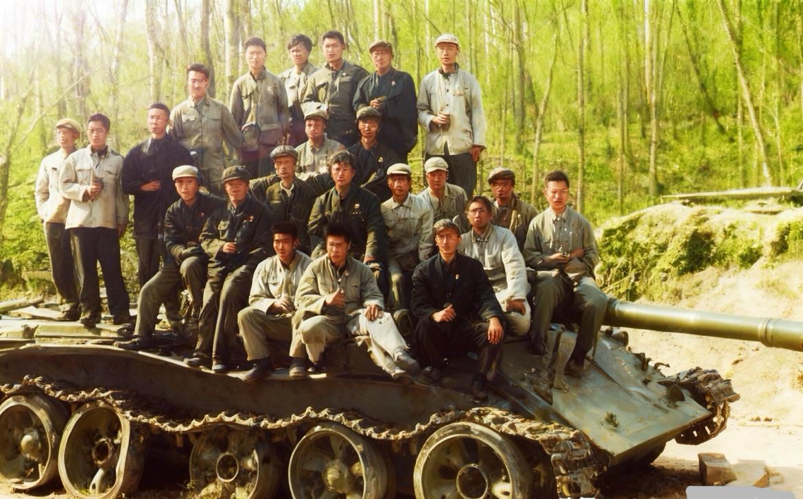 1969年，珍宝岛战役后，苏军T-62主战坦克从乌苏里江底拖上来没多久，负责打捞