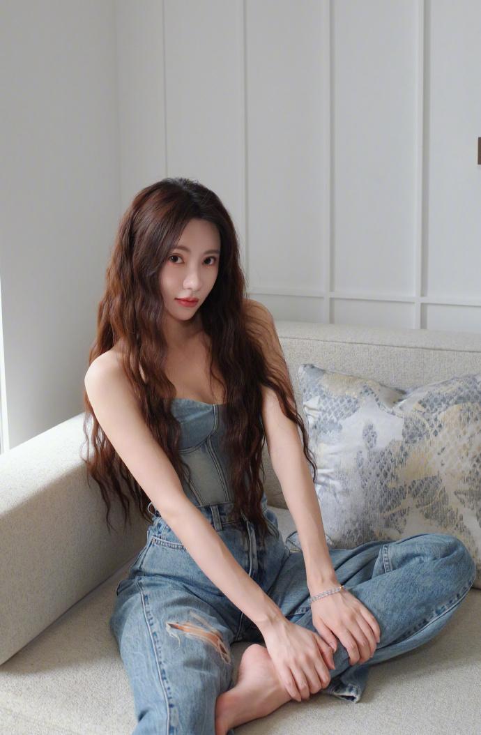 刘萌萌居家光脚丫写真，牛仔穿搭好迷人！