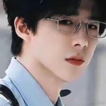 刘宇宁，被路人追着夸了两年。从机场到片场，商场到高铁站。几乎所有偶遇他的人，第一