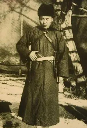 1932年，土匪张海天向鬼子投降，还特意设宴款待。然而夜深人静之时，土匪率部奋勇