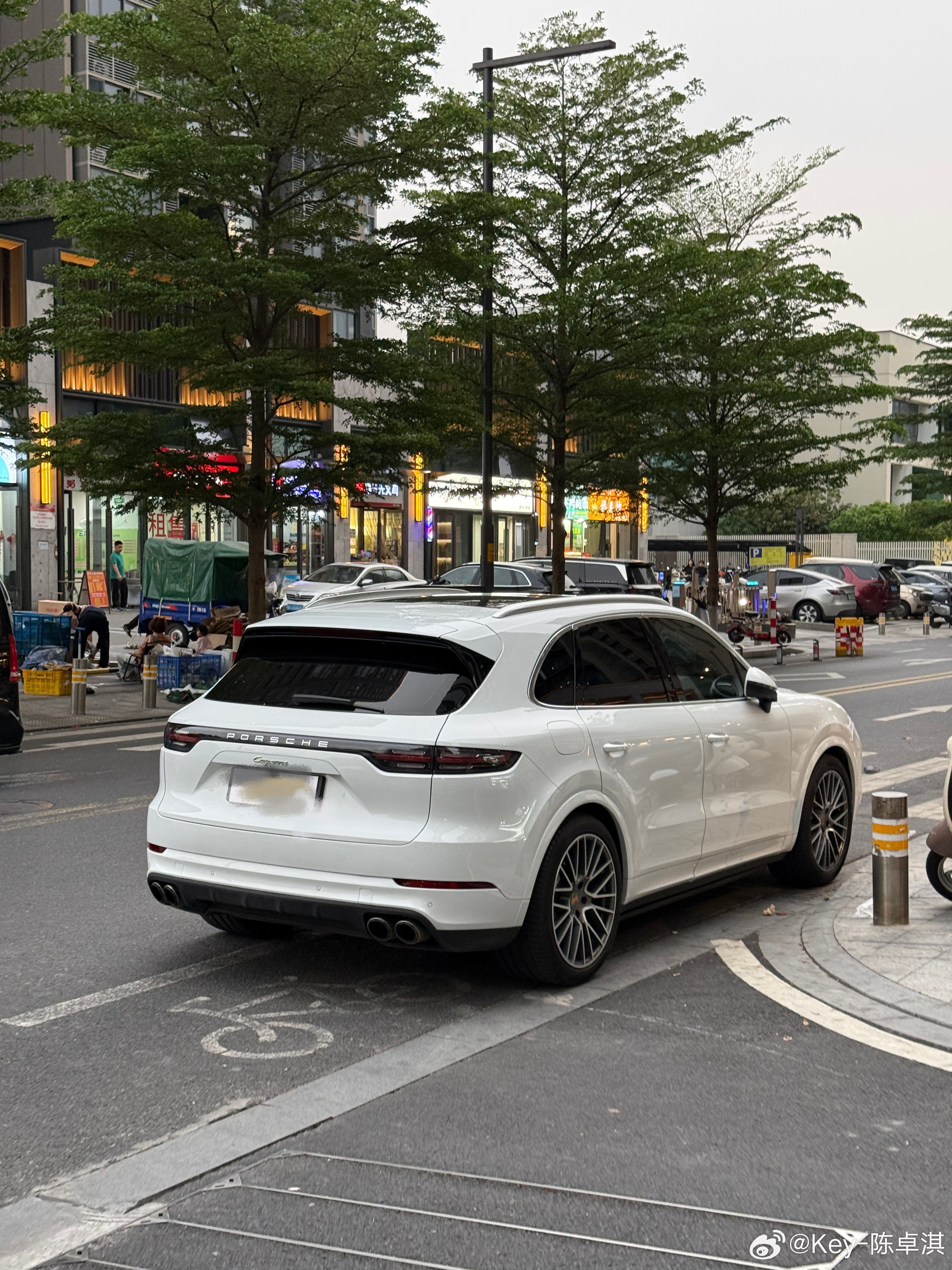 油价实在太高了，高到开保时捷都要带电省点油