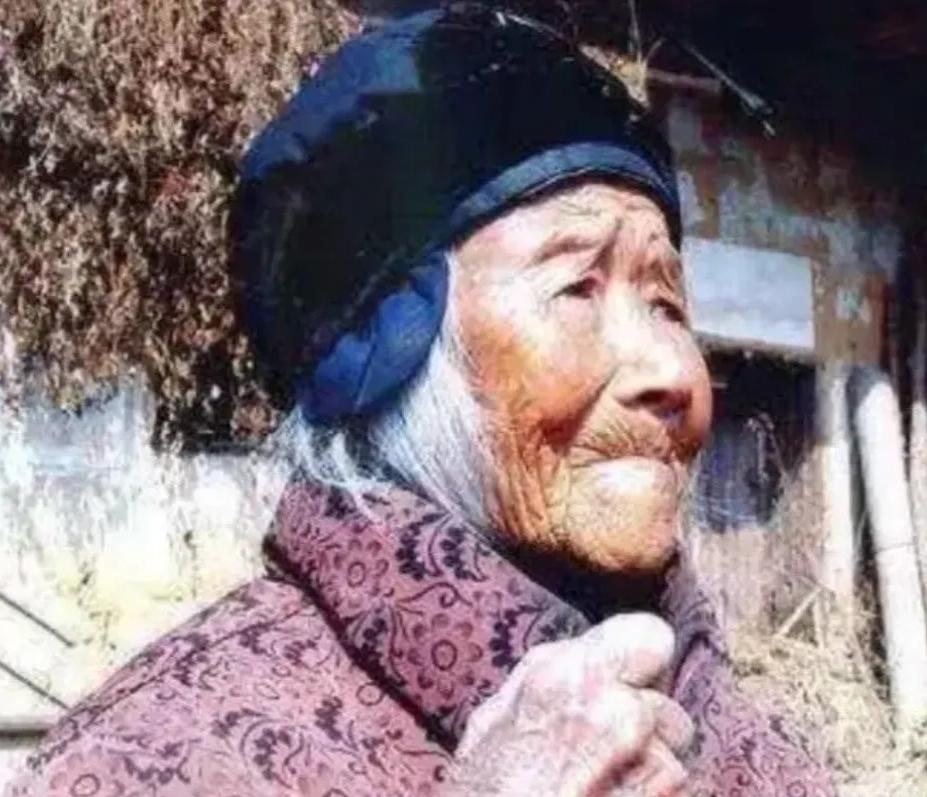 1928年除夕，18岁的池煜华和15岁的小丈夫圆了房，新婚才3天，丈夫就离家去打