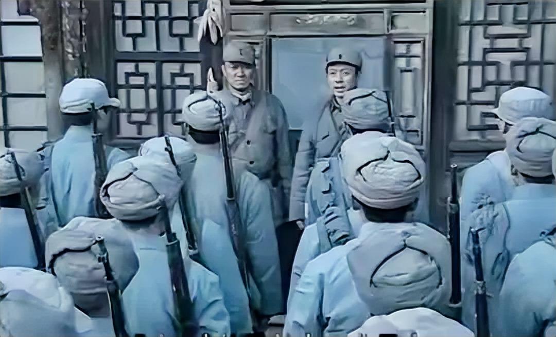 1944年，陕甘宁边区后勤部堆满了灰布军装，整整3万套，但这些衣服一件都发不出去