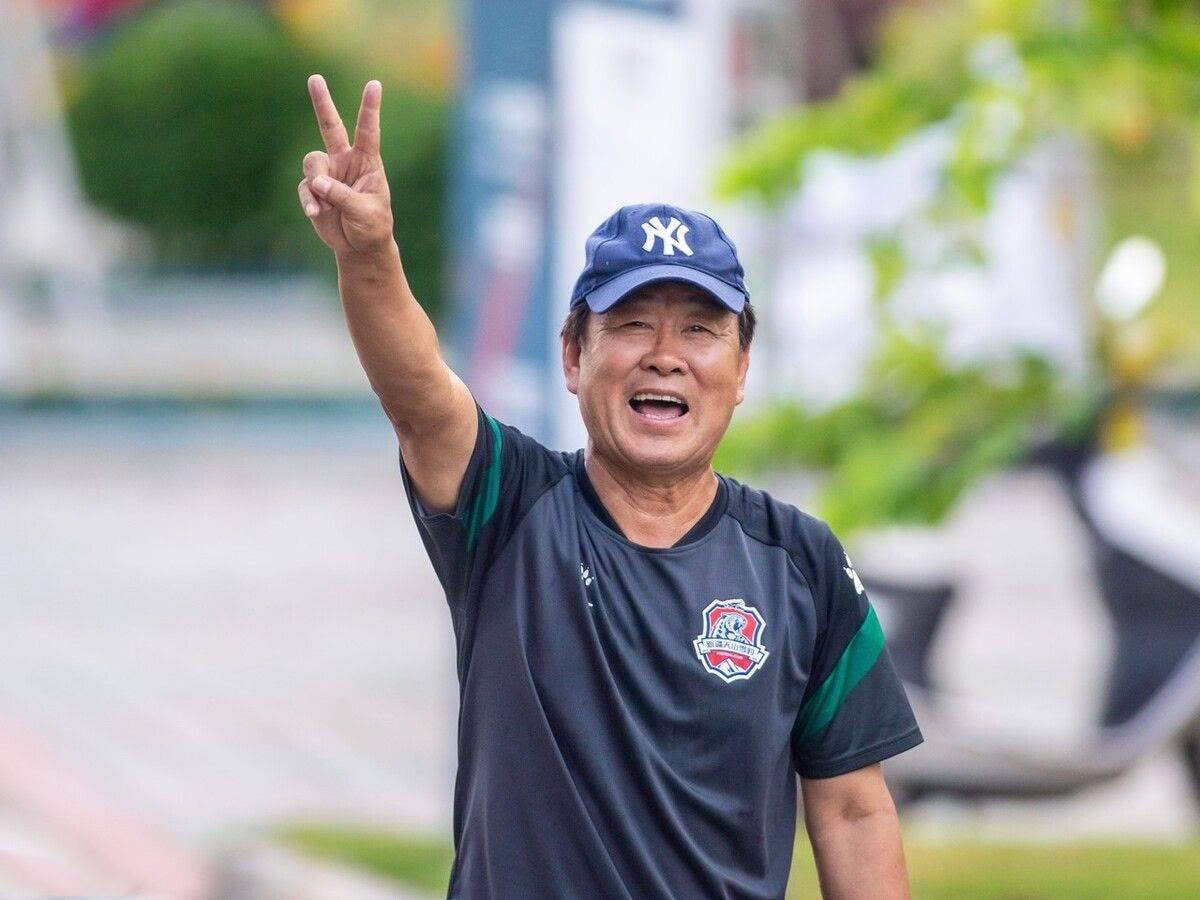 2008年武汉退出中超后，队内大批球员面临无球可踢的困境，而刚刚冲超成功的江苏舜