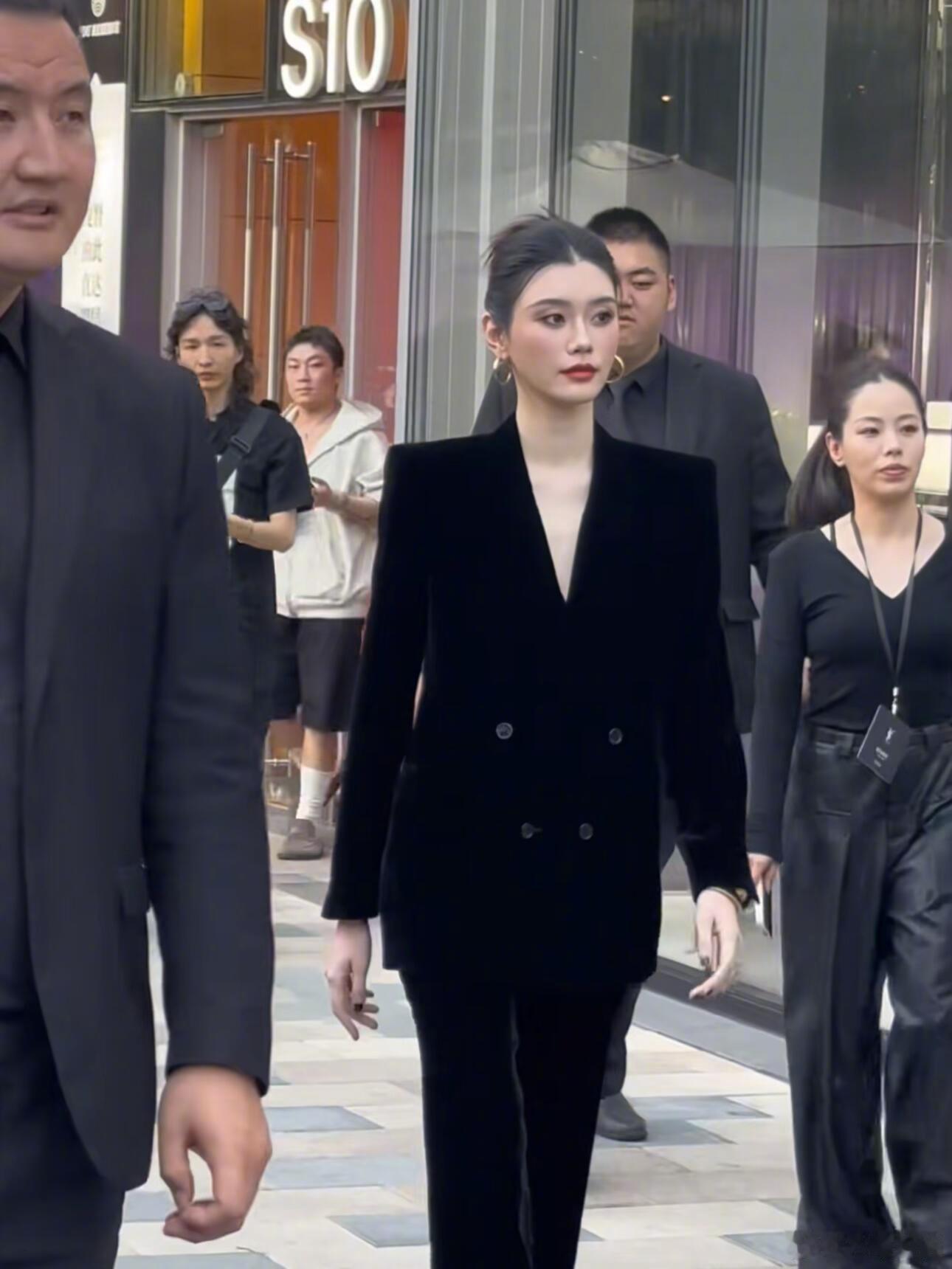 原来黑色和黑色是不一样的，奚梦瑶美得和周围的世界仿佛不在一个图层​​​