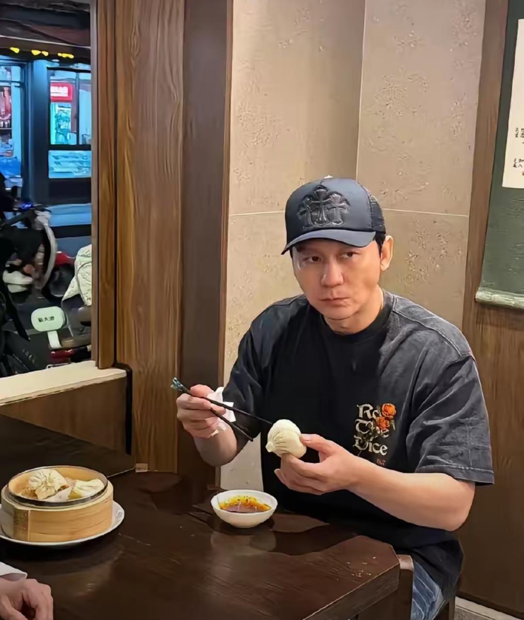 都以为快50的李晨混得惨，女友跑光，守着一档跑男。人家那不叫惨，那叫精明。