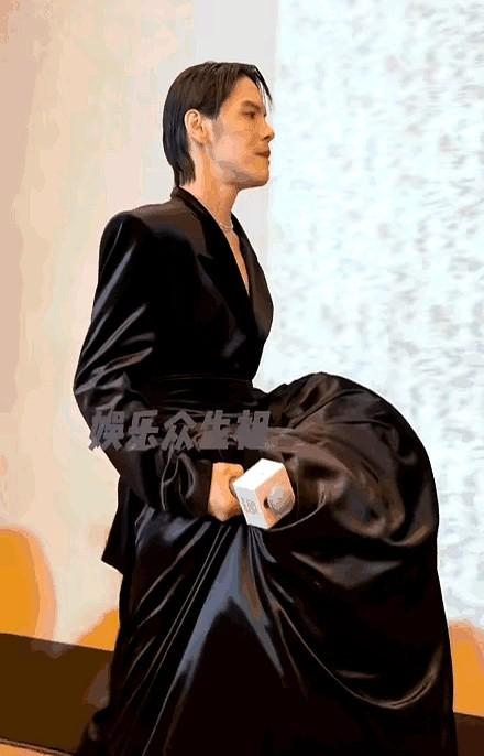 向佐的穿搭，是真放飞还是玩明白了？他那身全黑的衣服，前面看是裙子，后面看是裤