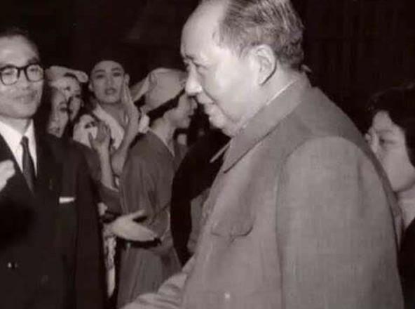 1975年10月，德国总理施密特首次访华，问了毛主席一个刁钻的问题。一九七五