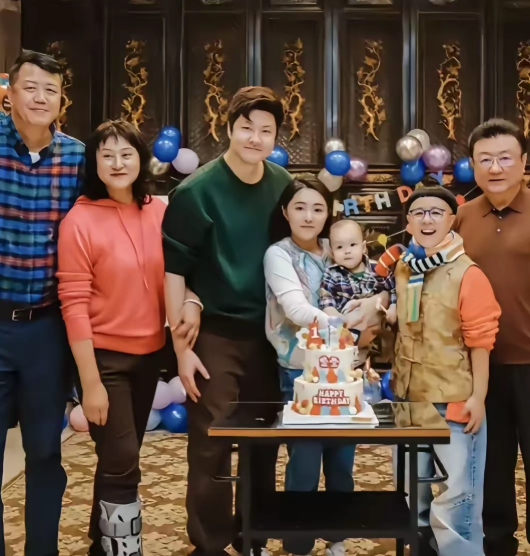 金龟子外孙一周岁女儿王逸宸晒全家福照片中，一岁的“小金宝”眼睛圆圆的，像极了妈