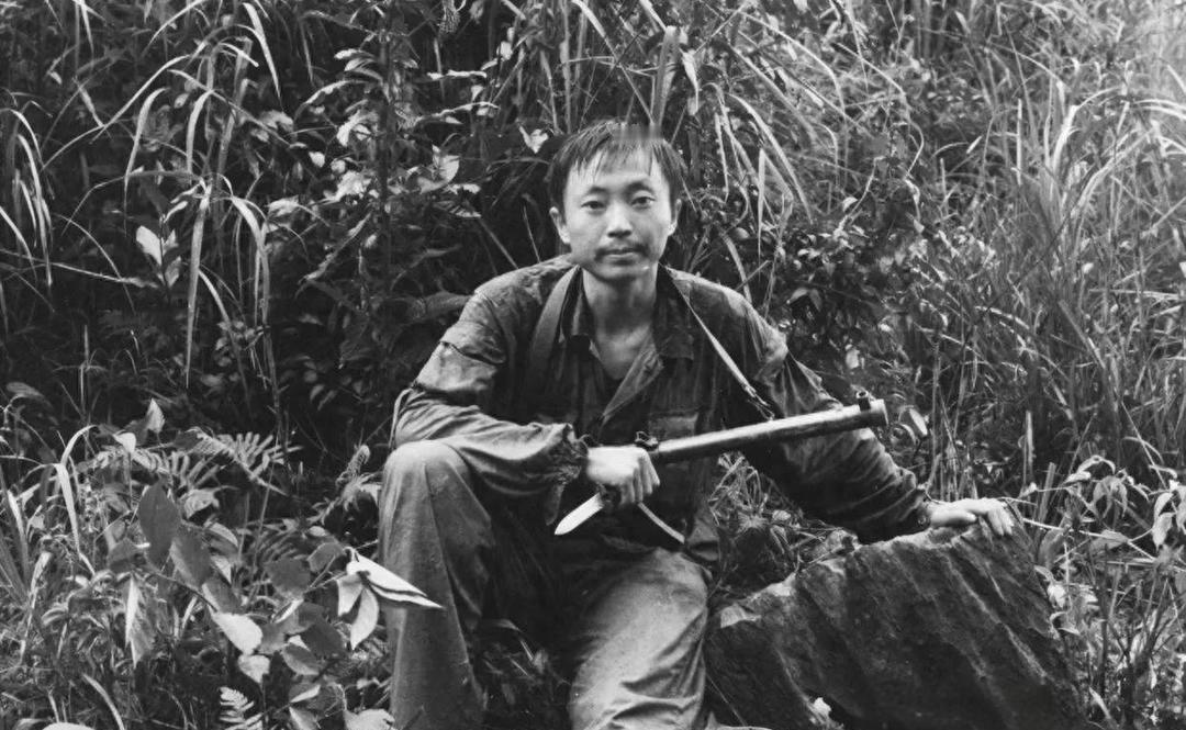 1987年，邵军青被派去带侦察一连，没人信他。测绘兵，没带过兵，连长任命书发下来