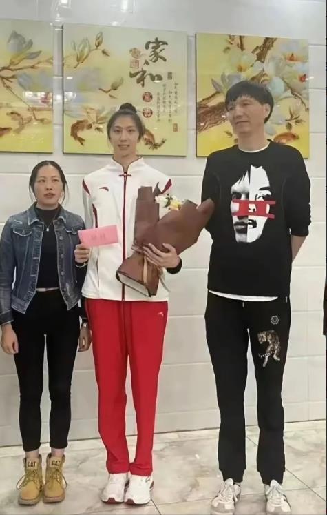 吴梦洁的父亲吴晓宏是江西婺源人，身高1米96，导致他一直很自卑。他的婺源表姐透露