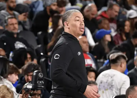 想想办法？快船三节落后掘金20+，镜头给到场下泰伦-卢05月04日讯NBA