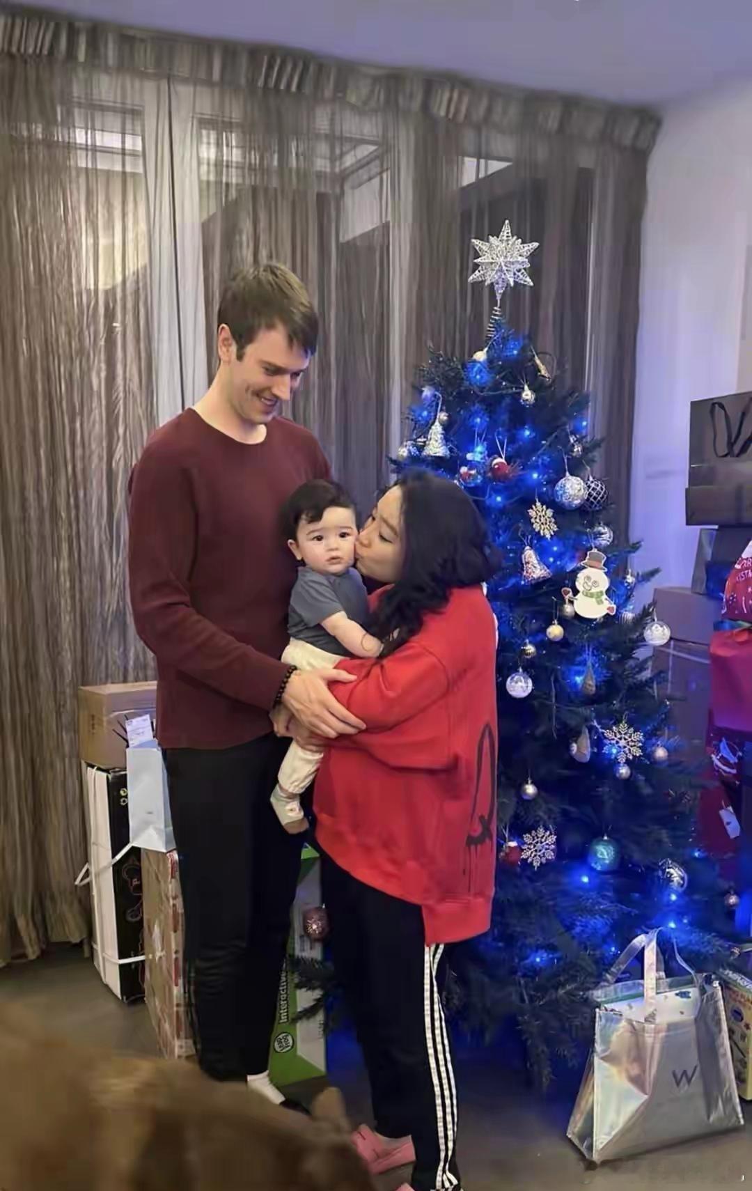 梁家辉女儿全家圣诞聚餐，半岁混血儿子像父亲，外籍丈夫身高瞩目香港人有圣诞假期，再