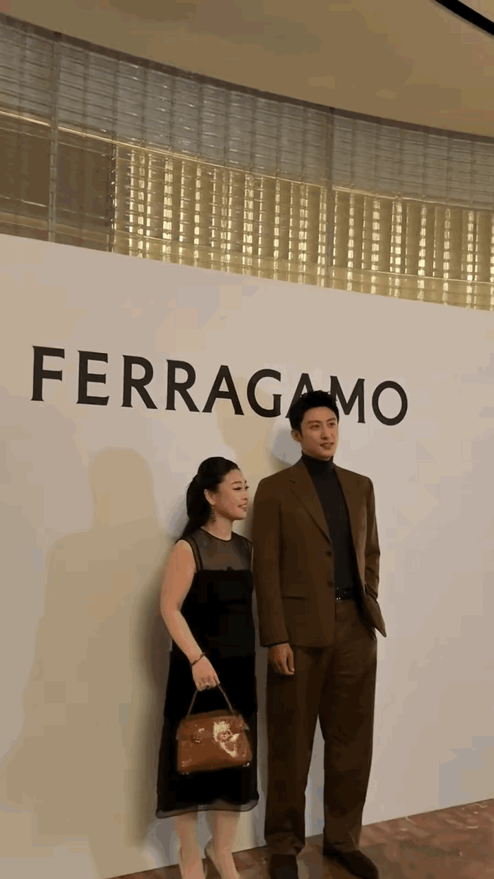 黄景瑜成富婆打卡点哥了[笑着哭]每个女生过去都很显瘦还得是像黄这样的高壮男[捂脸哭]