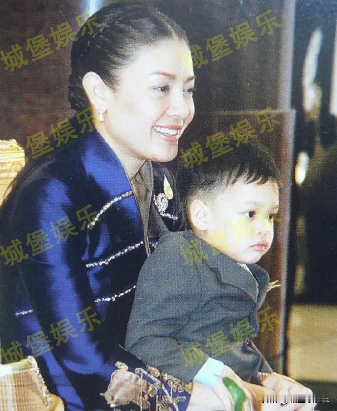 小小的提帮功在母亲怀里，婴儿肥的他和满脸胶原蛋白的母亲，母子俩合影画面好美。随着