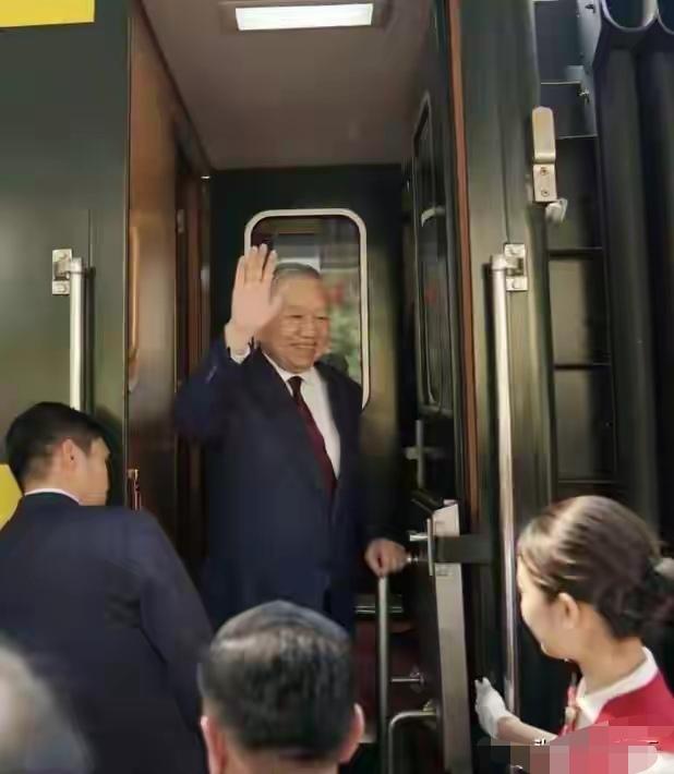 苏林这次从中国回去，排场有点特别。不坐专机，偏偏选了趟绿皮火车（当然里面改装