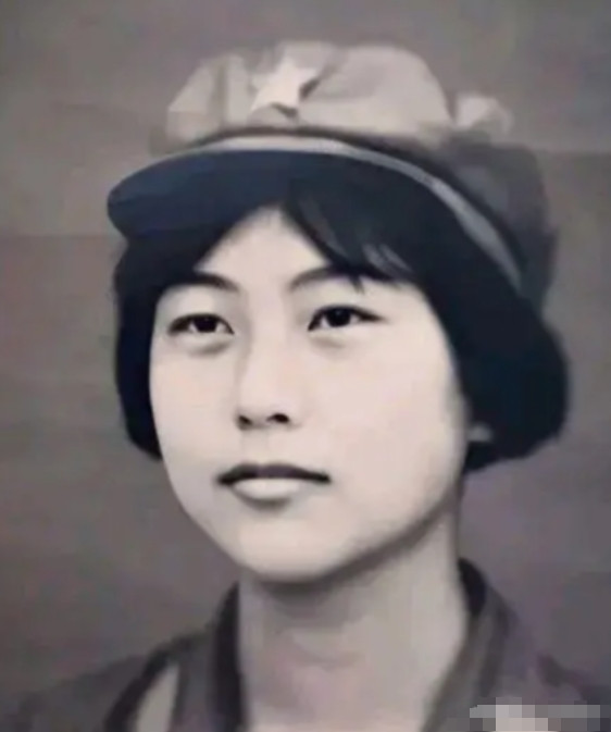 1982年女飞行员刘晓莲在驾驶飞机爬升至700米时，突然被一架歼击机撞击，伴随一