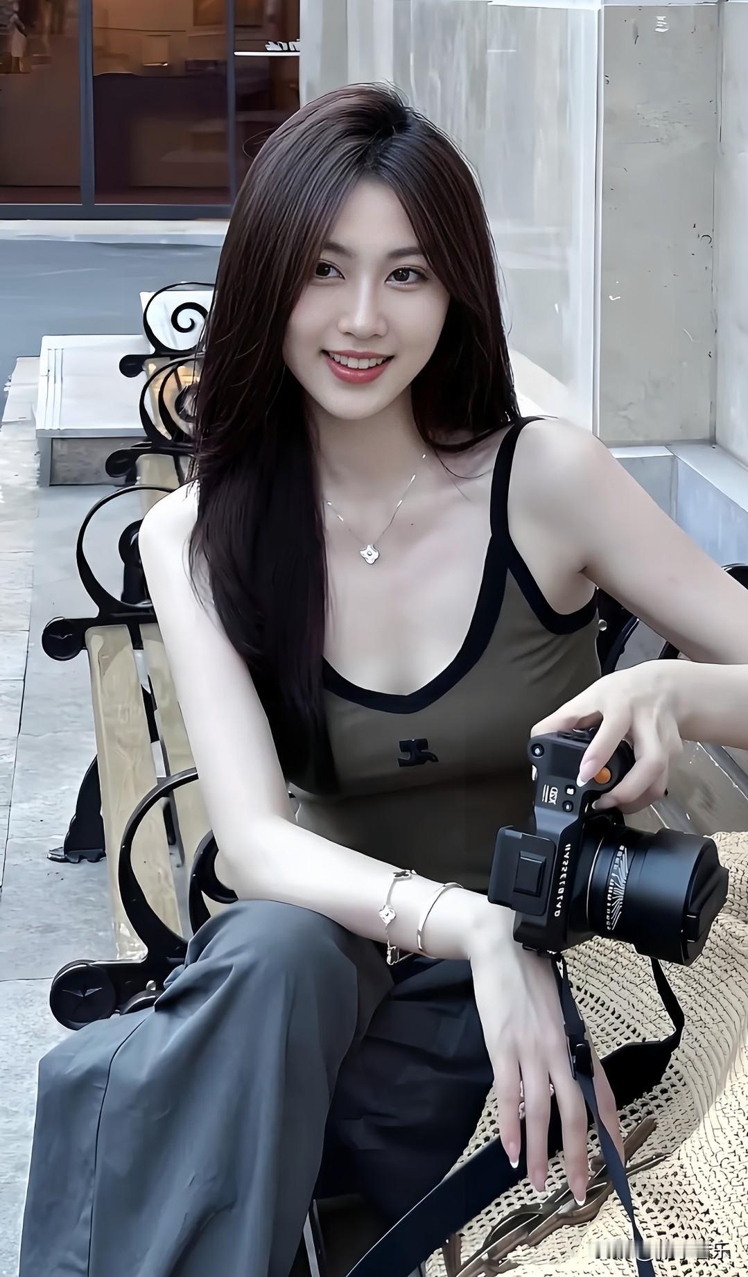 暖阳漫洒肩头，甜妹举着相机定格美好，唇角笑意绽放，比春光更动人。🌸甜系少女照