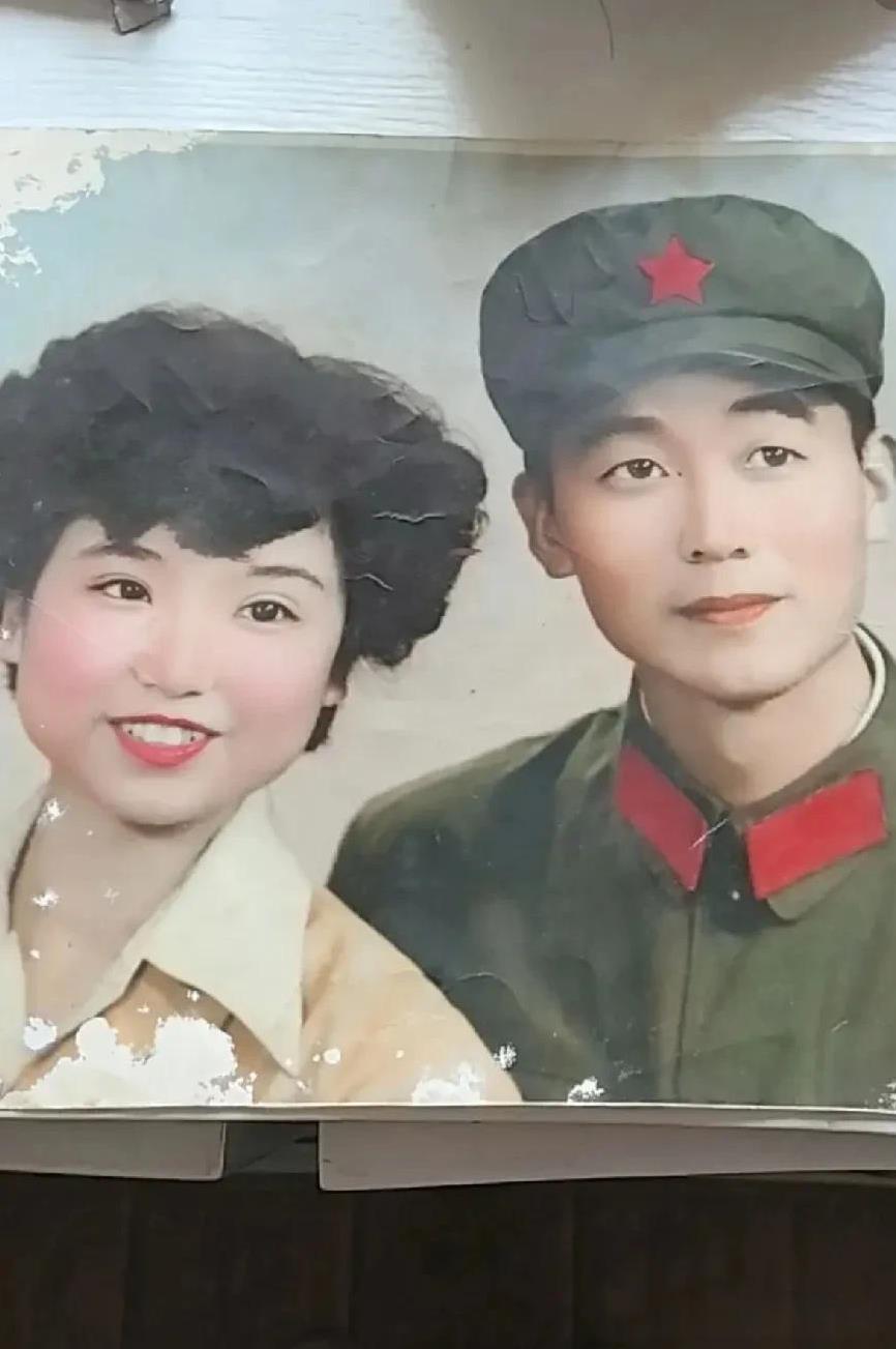 81建军节，杜新枝发了新作品。她的结婚照以及她老公当兵的照片。彼时的她青春靓