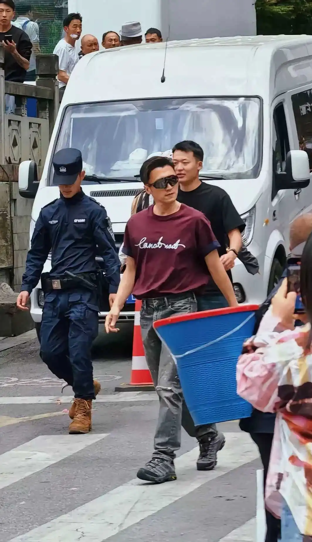 跟他爹一样，桃花眼睛走哪带哪
