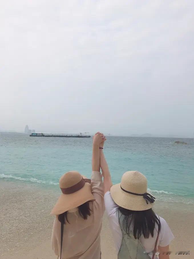 女领导和她闺蜜要去三亚跨年，问我去不去，我说不去，太远还要坐飞机！坐飞机很烦，那