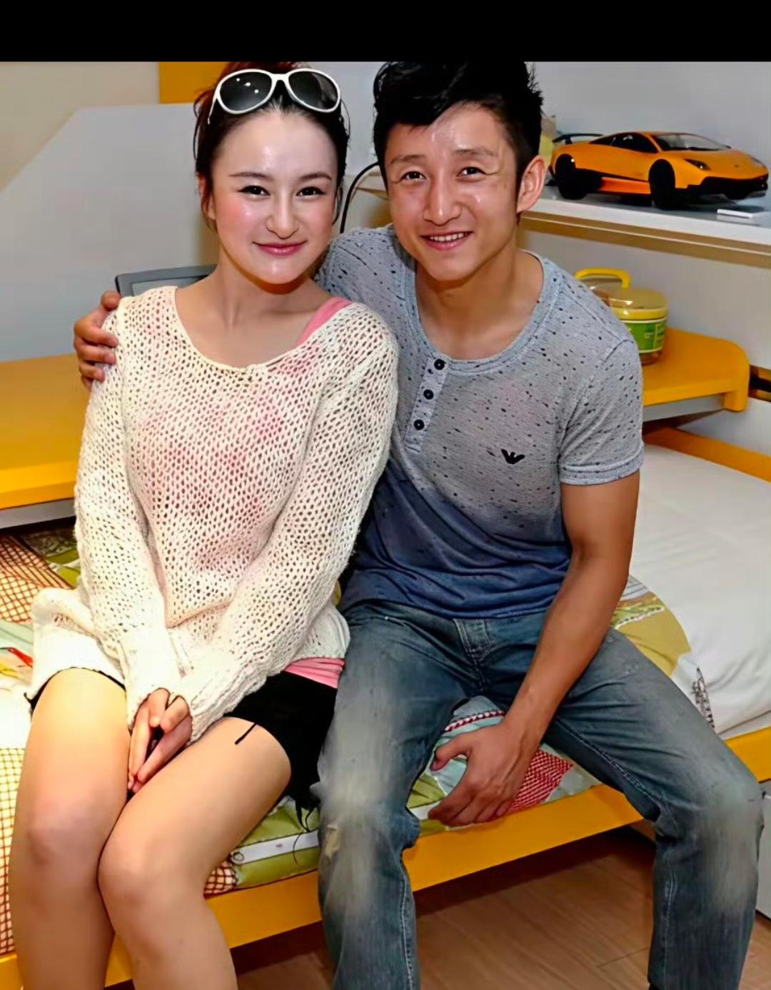 为啥她们两个刚认识的时候，冉莹颖就是整容脸呢！看样子应该是资深的医美人士了！特