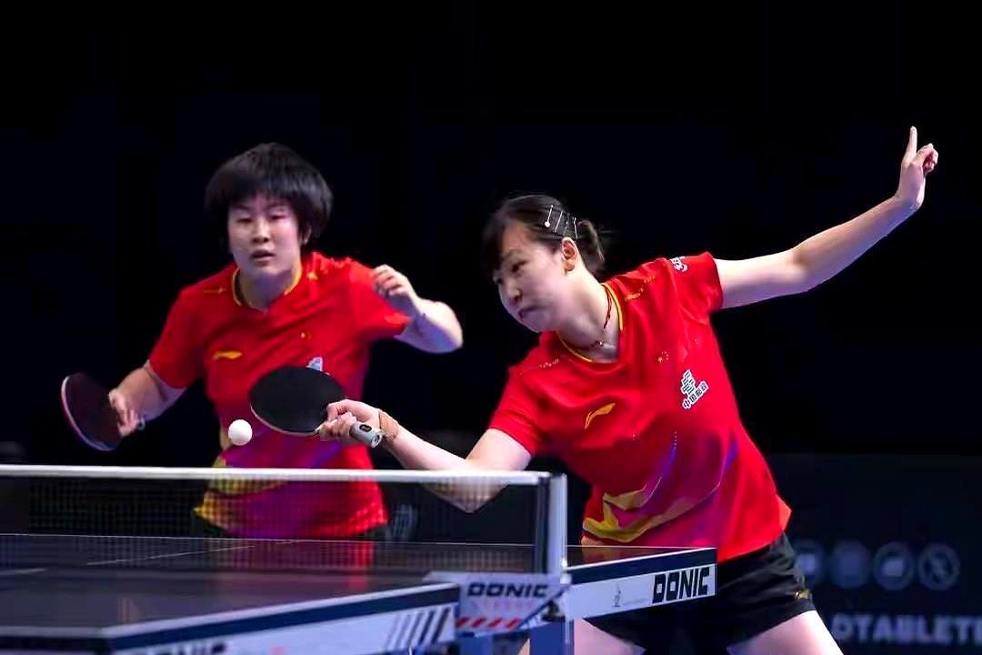 0比2落后还能翻？国乒小将真就这么干成了。石洵瑶和王晓彤首轮遇上新加坡组合