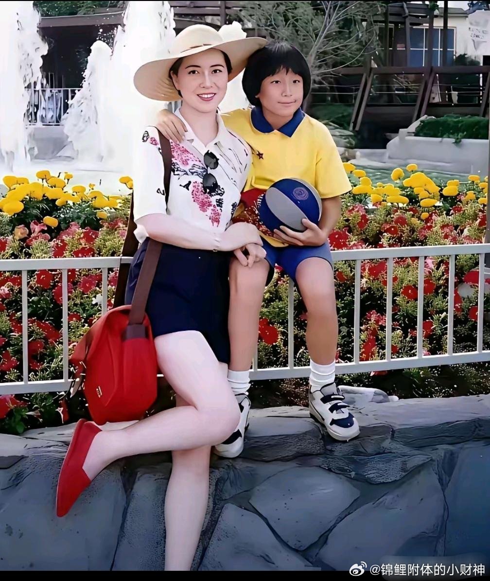 成龙的老婆漂亮吗今天才知道，原来成龙的老婆这么美，真的好漂亮，好有气质，好时尚呀