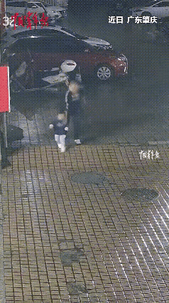 傍晚的广东街头，一位爸爸牵着孩子往家走，走着走着突然脚下一软倒在了地上。孩子吓得