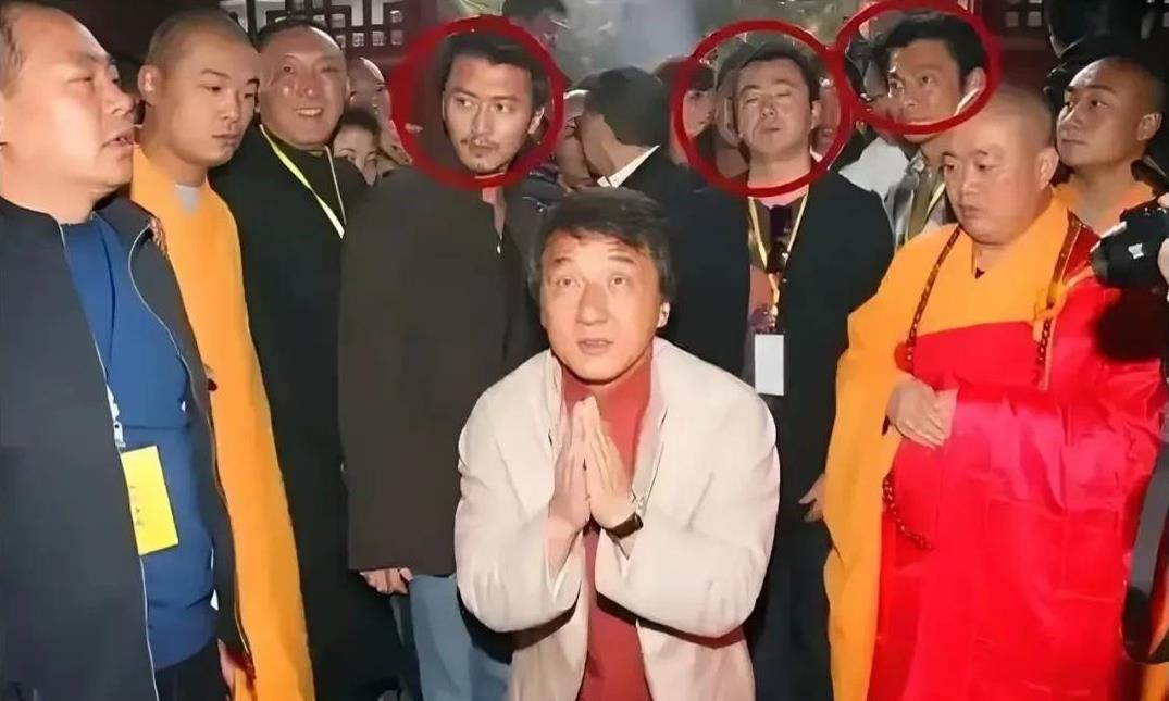 成龙在少林寺这张合影含星量很高，谢霆锋旁边站的，娱乐圈人士称为“三爷”。这张合