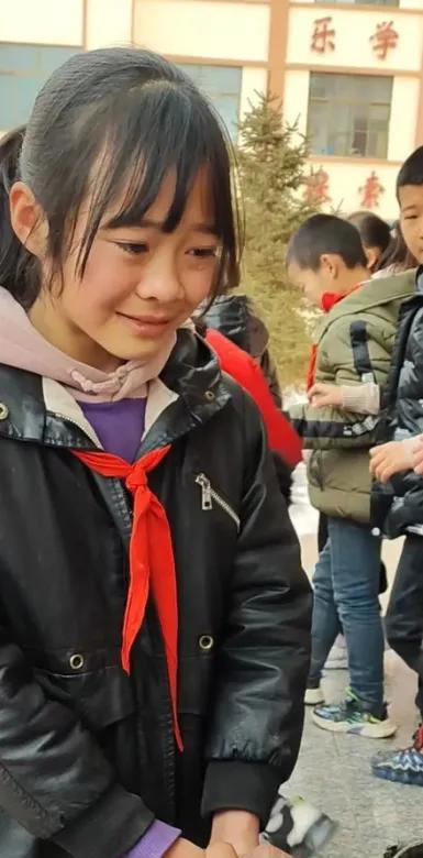 “跪着的巨人”胡雷真的崩溃了，嚎啕大哭的悼念捐助女孩！天不遂人愿，那个系着红领