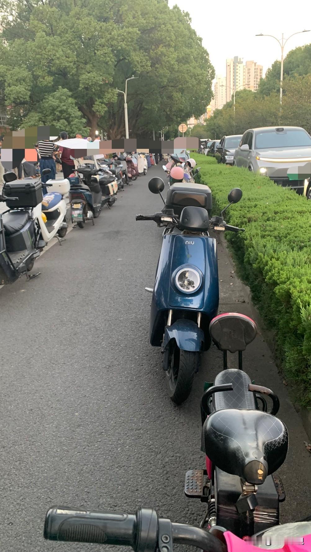 话说现在的教育真正卷的是家长，你不但要有钱上各种补习班，还得有时间接送娃，[捂脸