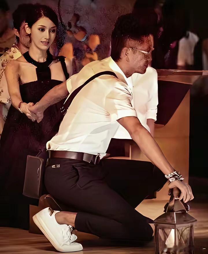李嘉欣与许晋亨的旧照，2007年，还在热恋中的两人，一起牵手出行的画面。许晋亨真