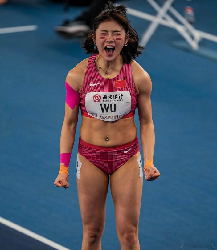 国内战绩史上无双吴艳妮七年摘取顶级赛事九冠只缺一项完成最终封后小逆风12秒
