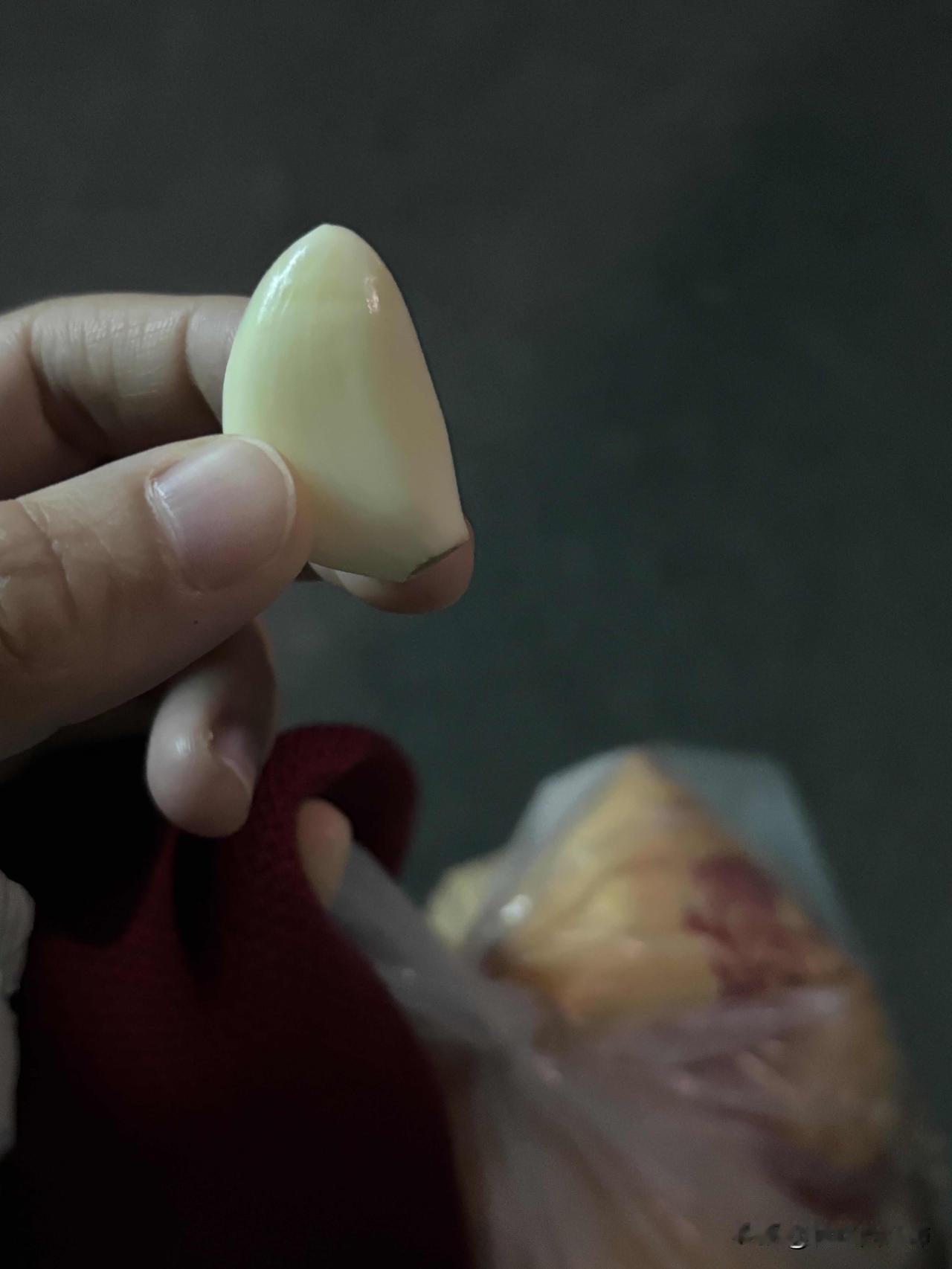 不吃香菜叫老板换一碗，第二次去被扔蒜去牛肉馆点了一碗羊肉汤，老板擅自作主加了香