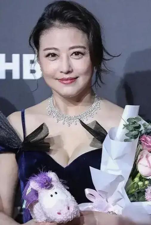 2013年，47岁的周海媚不顾家人的反对，毅然放弃香港的事业，跟随小7岁的男友到