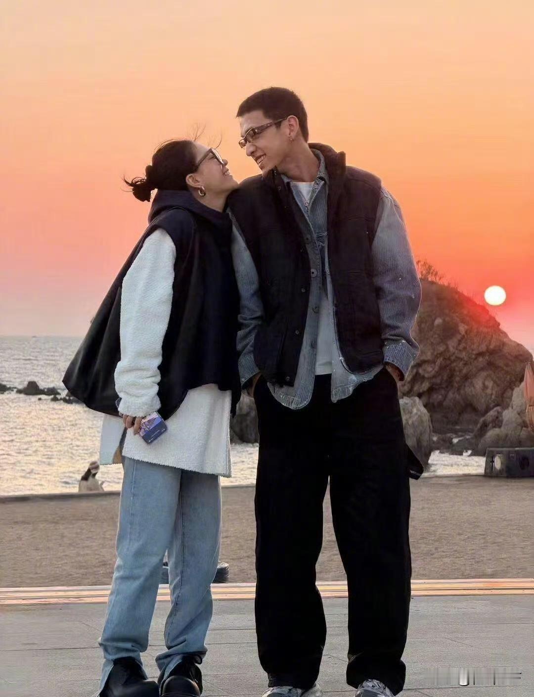 李嘉格和车澈离婚仅仅三个月，被人曝出李嘉格的朋友圈晒和一个男生疑似恋爱，这个男的