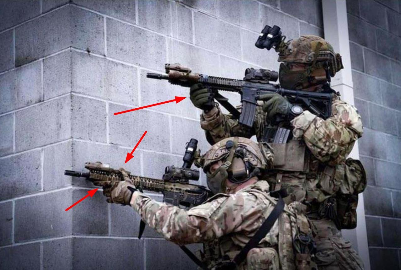 国外特种兵的握枪姿势也同样有问题。最突出的错误就是直接握枪管。看图1，上面的