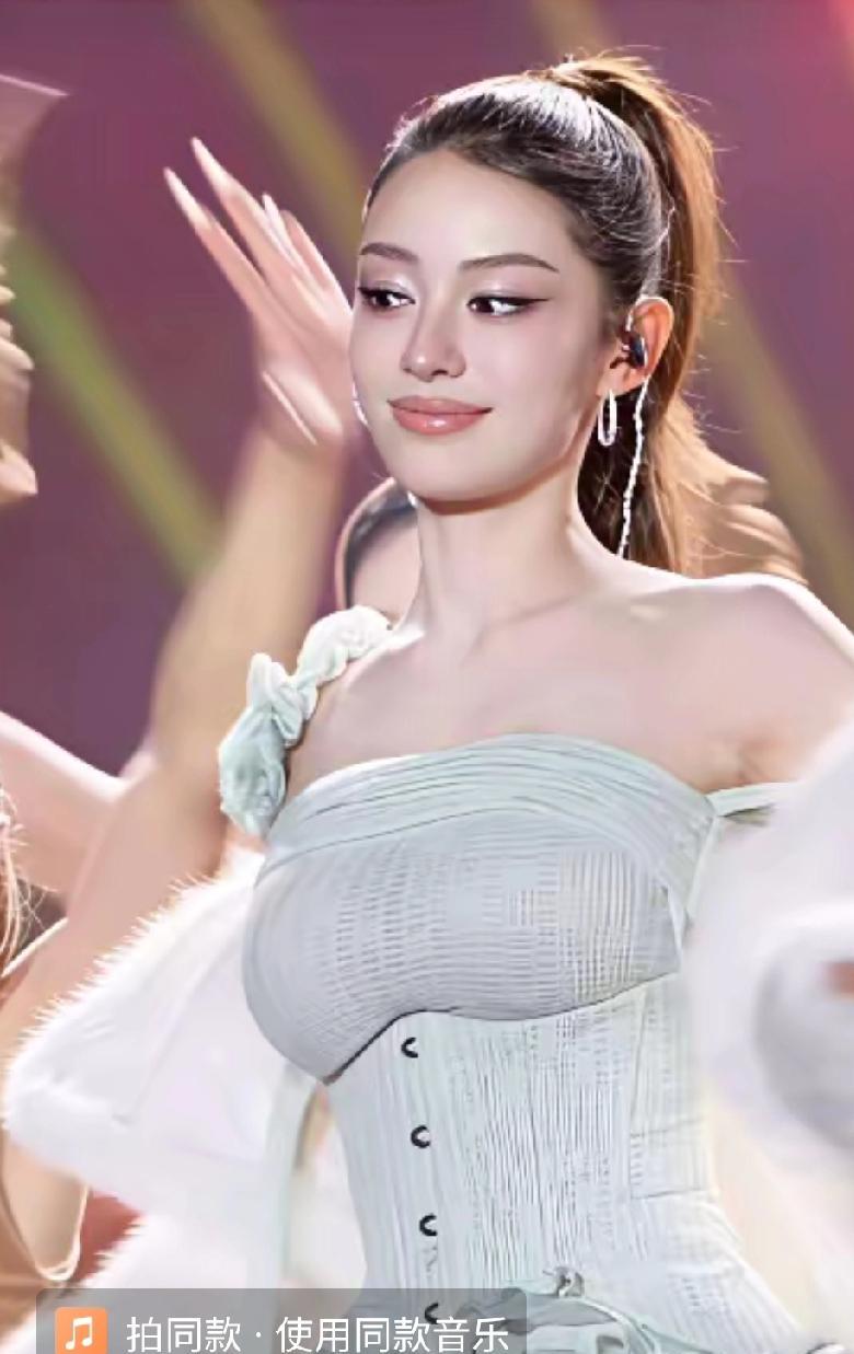 关于她瘦，最狠的报道都没提这个事实：她那双手，因常年练琴，指关节早已微微变形。