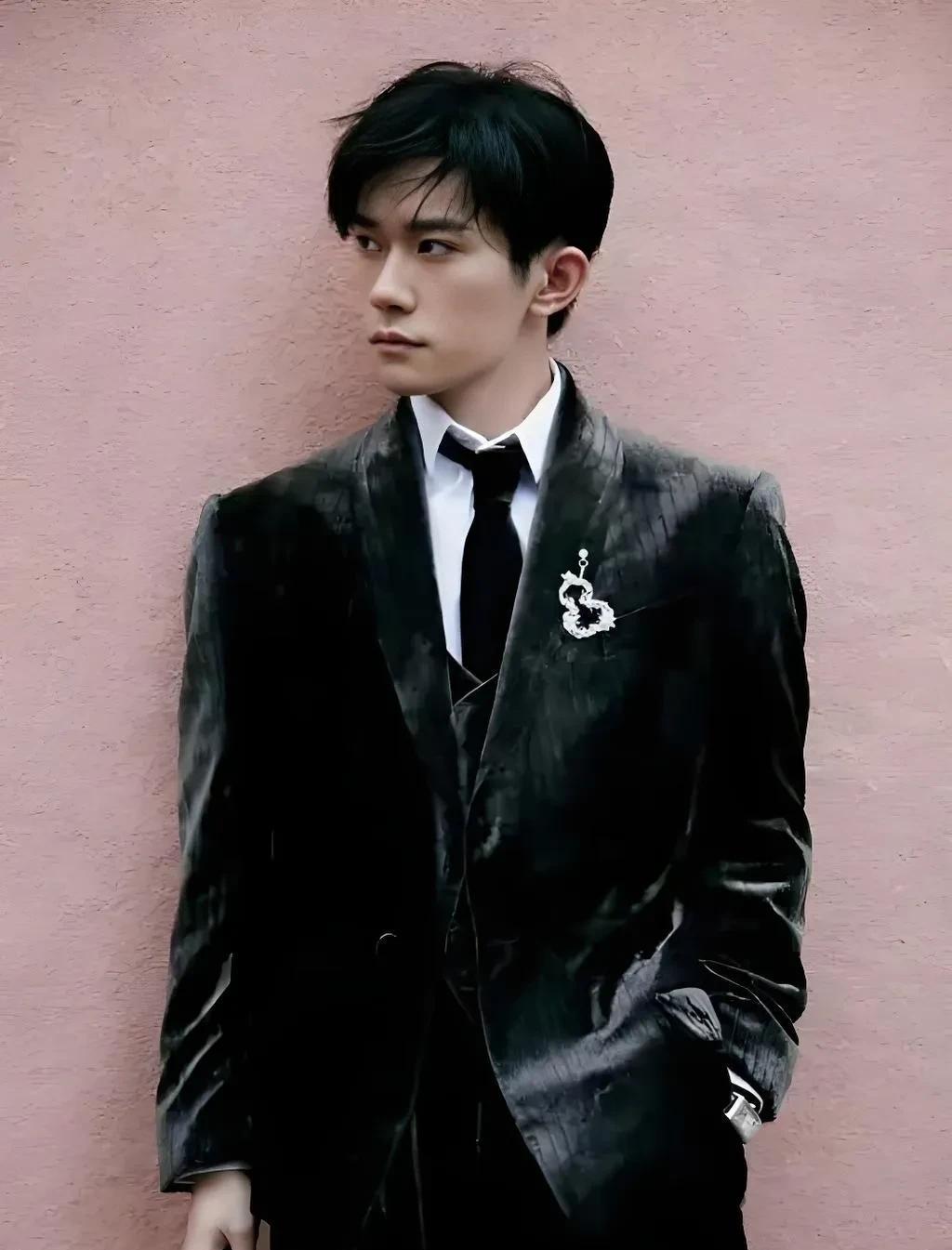 电视剧《长安的荔枝》，特邀主演易烊千玺一登场，直接来一个惊喜一个困惑，惊喜