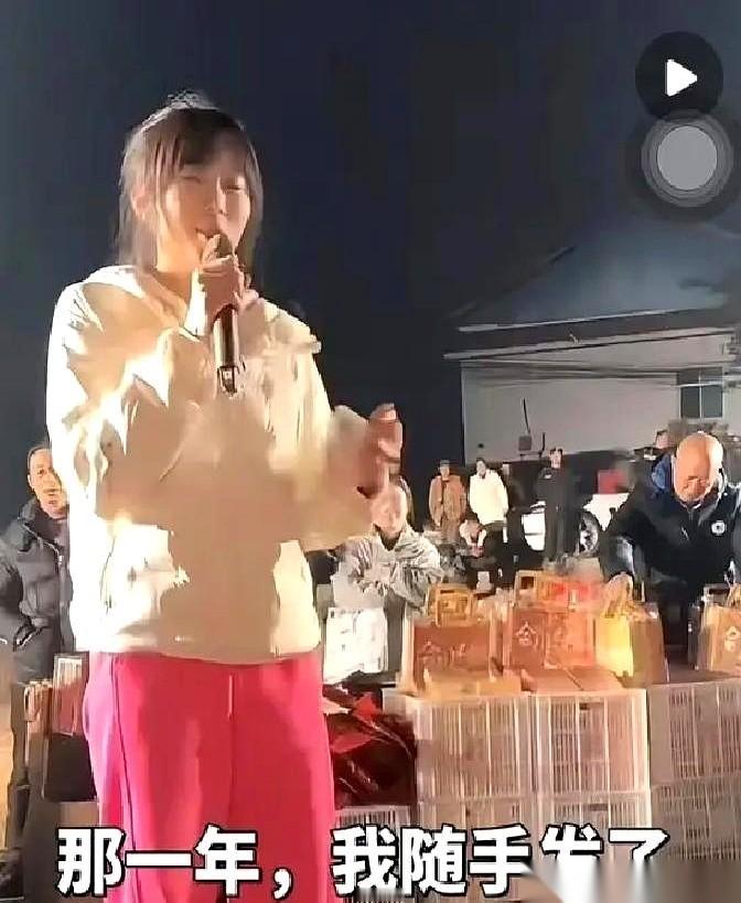 合川文旅局那个23岁的姑娘，火了。第一天，办入职，领工位，老同事客客气气地跟她