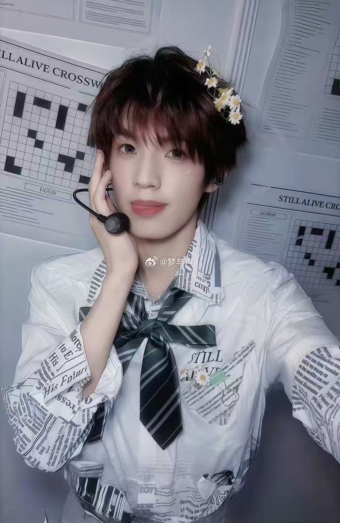 张泽禹揭秘推门镜头推门那段来回拍了好几条，张泽禹说有一条门差点直接倒下去，片场直