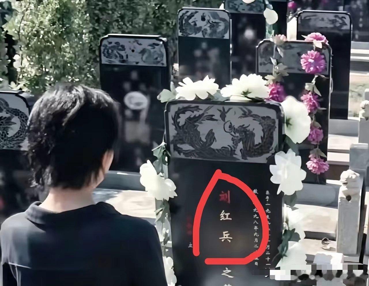 《主角》仔细看才发现，刘红兵墓碑上的刻字有点奇怪。忆秦娥在刘红兵的墓碑前祭拜时，