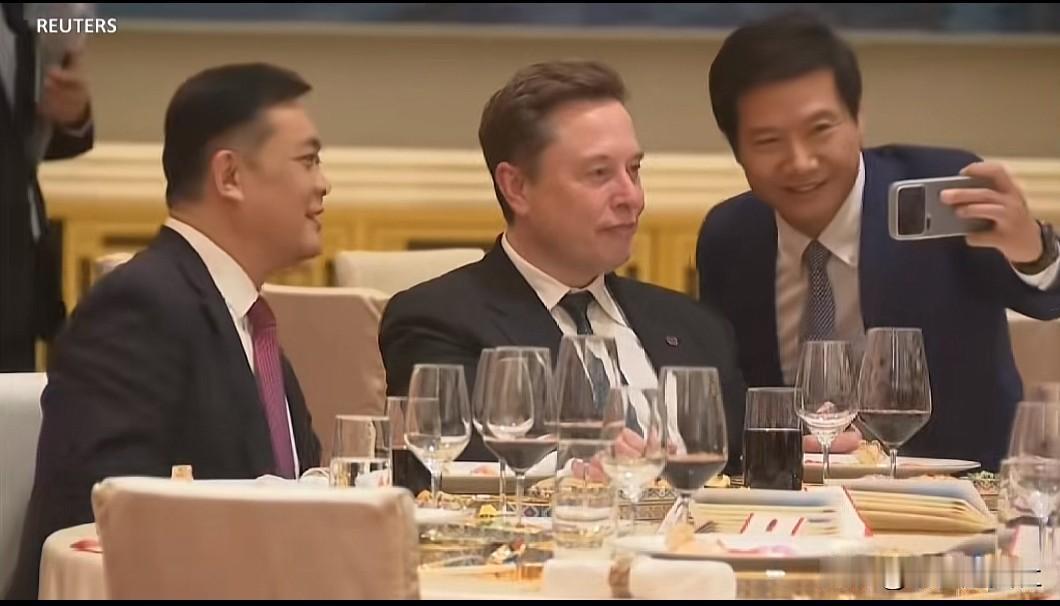 请问雷军手中持有的是哪一款手机？
