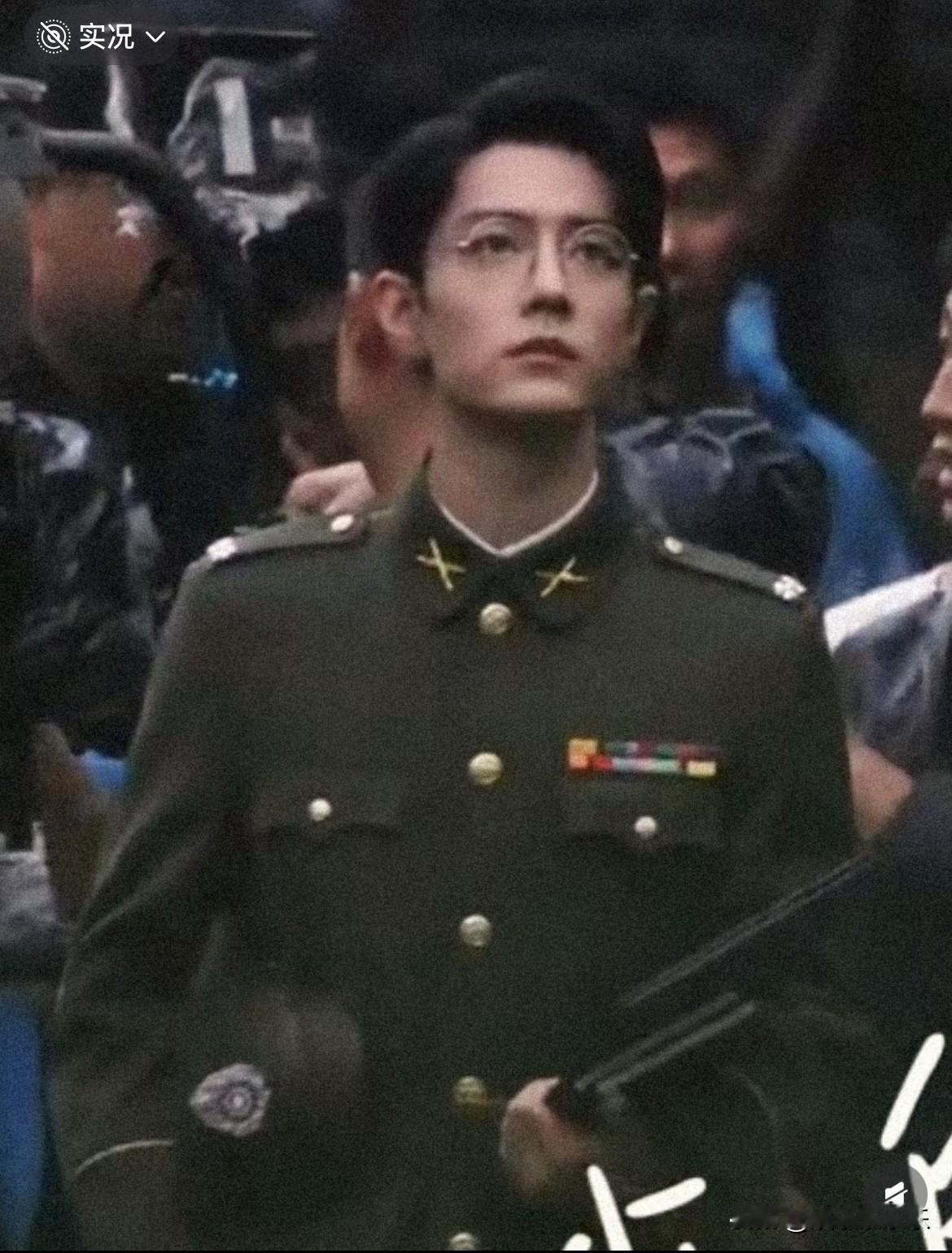 肖战是怎么做到脱了衣服精壮，穿上衣服精瘦的？健身人士最喜欢的身材啊，肖战你出个教