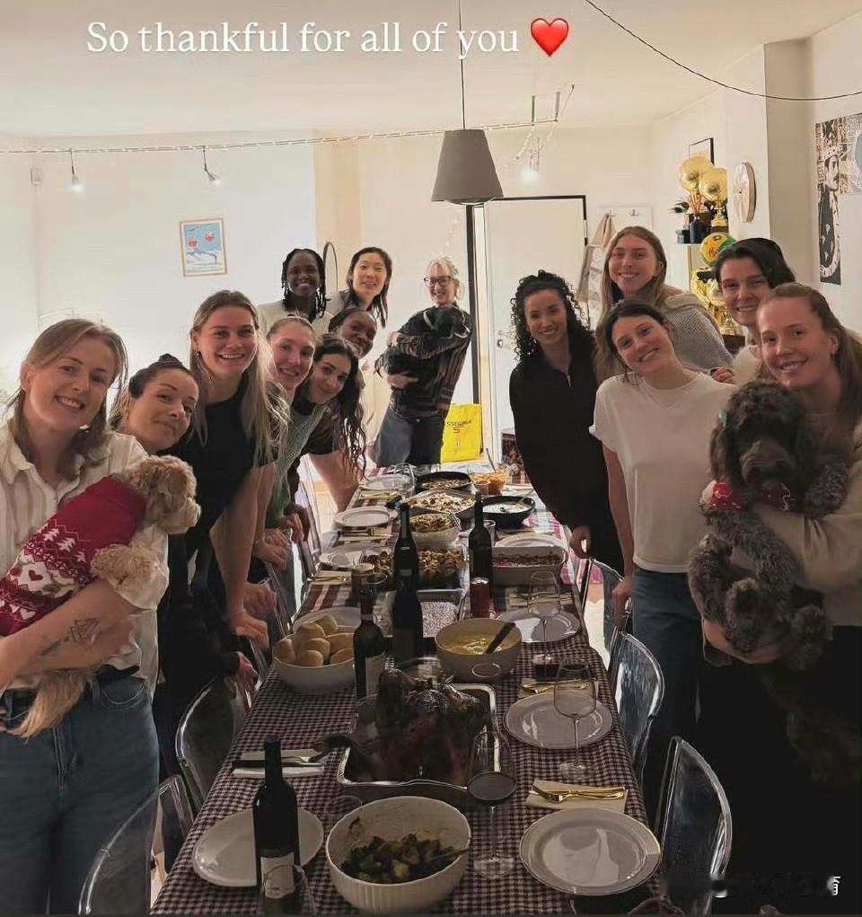 科内利亚诺俱乐部团队聚餐，庆祝感恩节！这满满一长桌子的菜啊，看着很多，其实并没有