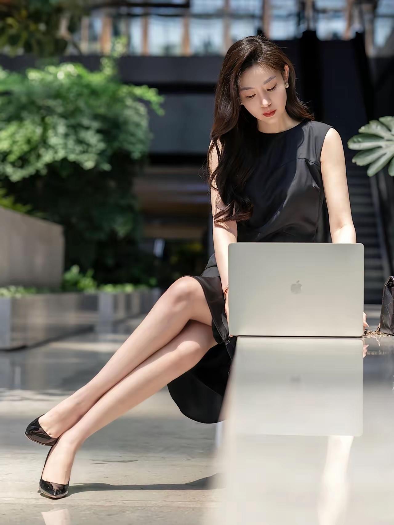 黑西装搭配长款是不是你的梦中女友打扮