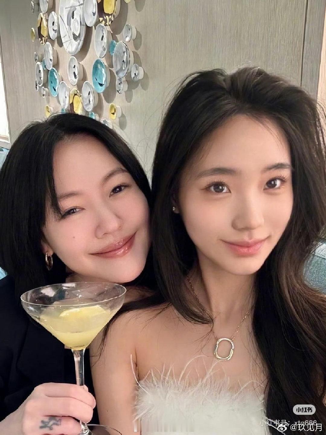 #小S是给自己生了个林志玲吧#谁懂啊，小S这辈子最大的“回旋镖”来了。当年在节目里嫌弃林志玲嗲、做作